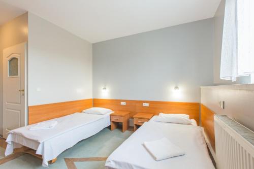 Un pat sau paturi într-o cameră la HOTEL ŁABĘDY i Hostel Łabędy