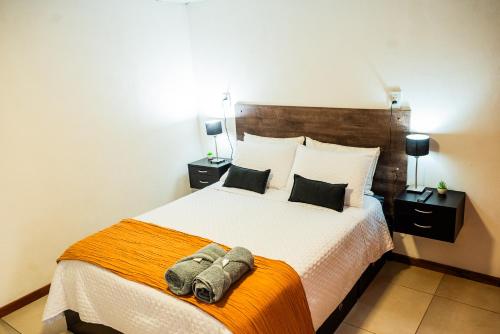 una camera da letto con un letto grande con due comodini di Casa tipo Estudio de concepto abierto, Centrica, Parrilla, Cochera Privada y Portón Eléctrico a San Nicolás de los Arroyos