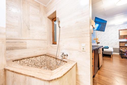 Køkken eller tekøkken på Stylish apartment with shared rooftop terrace jacuzzi MK2