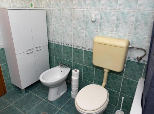 a bathroom with a toilet and a sink at Magic Dream Rooms in Darda