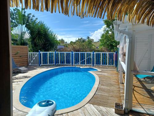 Πισίνα στο ή κοντά στο Bungalow totalement rénové, piscine à partager
