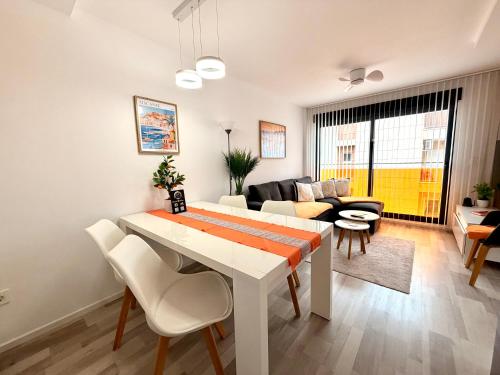 a living room with a table and a couch at D.O.M.A. Residencial Alegria in Torrevieja
