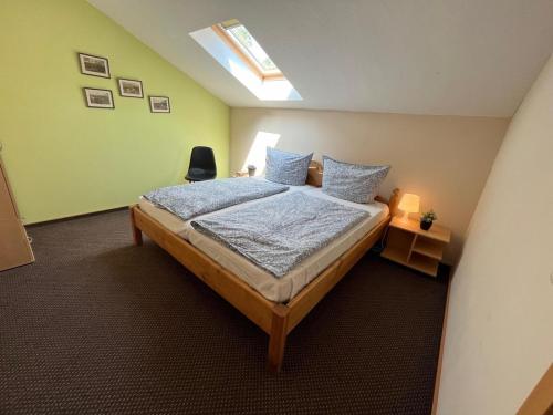 a bedroom with a bed in a room with green walls at Gemütliche Ferienwohnung in Kuchelmiß mit Großem Garten in Kuchelmiß