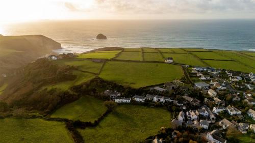 einem Luftblick auf ein Dorf am Meer in der Unterkunft 1 Rock Cottages in Treknow