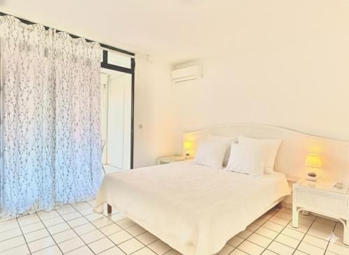 Postel nebo postele na pokoji v ubytování Bright duplex located in Anse Mitan