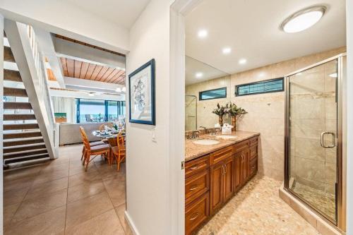 Koupelna v ubytování Kahana Village 33 · KHV 33 Oceanfront 2BD Villa Spectacular Ocea