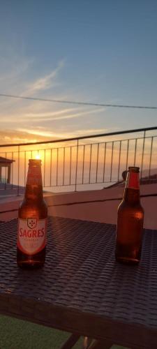 deux bouteilles de bière posées sur un banc près de l'océan dans l'établissement Beautiful View - Arco da Calheta - Ilha da Madeira, à Arco da Calheta