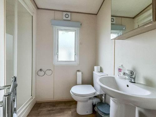 Vannituba majutusasutuses Great Dog Friendly Caravan At Golden Gate, Towyn In North Wales Ref 84536G