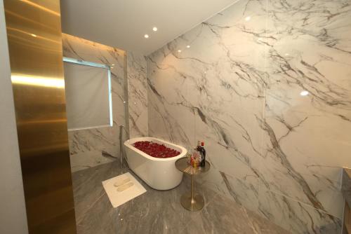 Koupelna v ubytování Sands Bavet Hotel