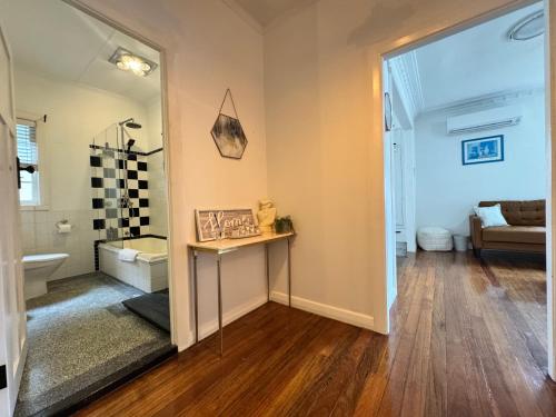 Cosy Cottage 4173 في بريزبين: غرفة بحمام مع حوض ومرآة