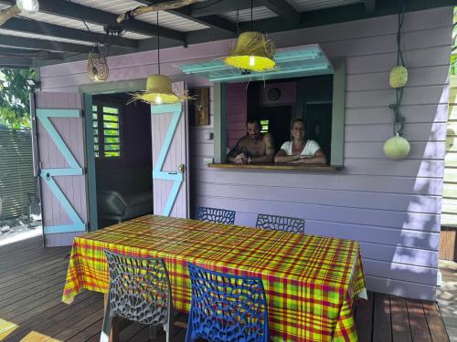 Φωτογραφία από το άλμπουμ του Bungalow totalement rénové, piscine à partager σε Sainte-Anne