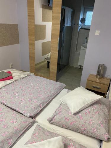 KrobicaにあるPokoje przy strumyczkuの鏡付きの部屋にベッドが2つある