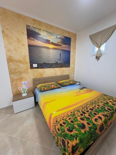 Un dormitorio con una cama con un cuadro en la pared. en Masseria Causio, en Giurdignano