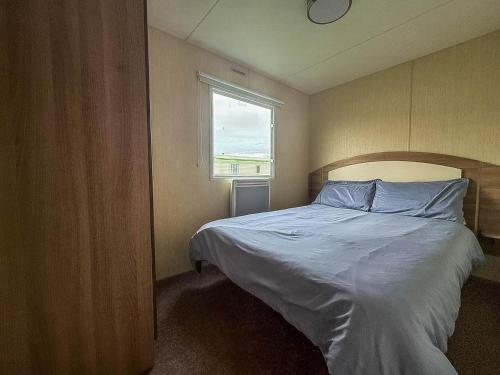 Postel nebo postele na pokoji v ubytování Cosy 8 Berth Caravan At Ty Mawr Holiday Park, North Wales Ref 86008D