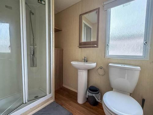 Koupelna v ubytování Cosy 8 Berth Caravan At Ty Mawr Holiday Park, North Wales Ref 86008D