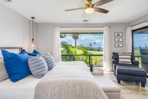 Un dormitorio con una cama y un ventilador de techo. en Kaanapali Plantation 11 · Modern Luxury Near Beach, en Lahaina