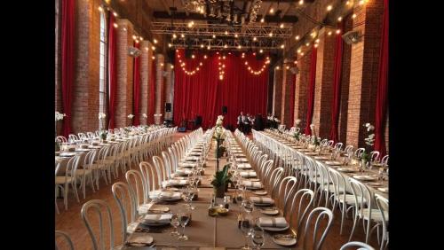 ein langer Festsaal mit weißen Tischen und Stühlen in der Unterkunft Newport Cottage sleeps 5 in Newport