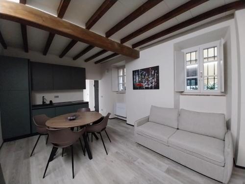 a living room with a table and a couch at Borgo delle Colonne 22 in Parma