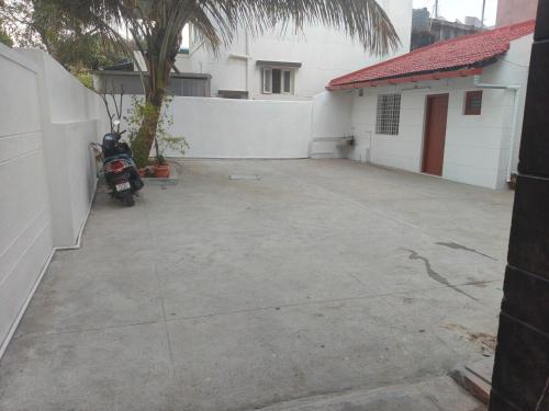 - un parking avec une moto garée à côté d'un bâtiment dans l'établissement SHREVIK Comforts, à Chikmagalur