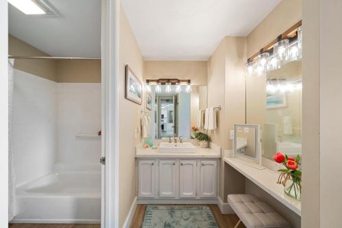 Koupelna v ubytování Lahaina Shores PH4 · LS PH4 Breathtaking Panoramic Mountain View