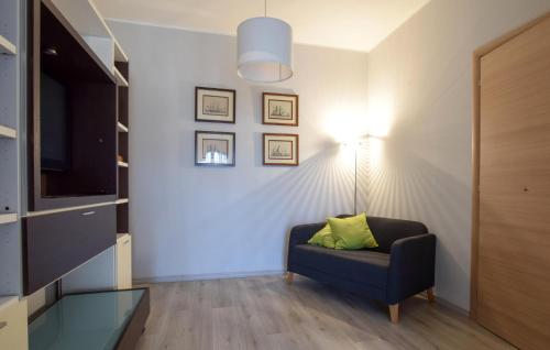 ein Wohnzimmer mit Sofa und Fernseher in der Unterkunft Amazing Apartment In Trappitello in Trappitello