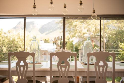 ヘルマナスにあるCalTye On Seaのテーブルと椅子4脚のあるダイニングルーム