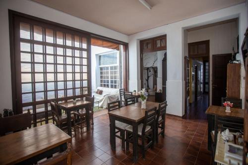 una sala da pranzo con tavoli e sedie e un soggiorno di Hotel Lincoln Rooms a Lincoln