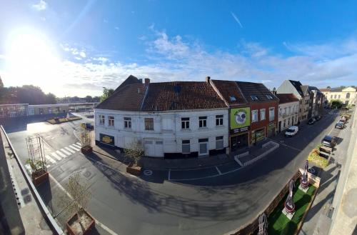 una vista aérea de un edificio en una calle de la ciudad en Apartment at the station of Torhout, en Torhout
