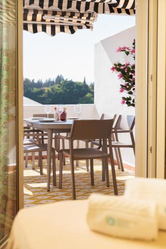 MARBELLA BANUS SUITES - Banús - Playa Rocío Beachfront Residence - Premium 3BR - 2BA - Direct Beach Access - Large Pool & Solarium - Just 3 Min Walk to Puerto Banús - 5 Min Walk to El Corte Ing Luxury Shopping - Ideal for Families
