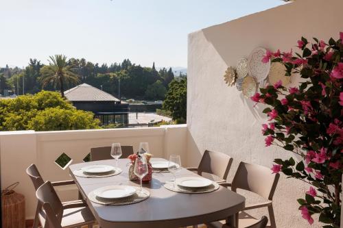MARBELLA BANUS SUITES - Banús - Playa Rocío Beachfront Residence - Premium 3BR - 2BA - Direct Beach Access - Large Pool & Solarium - Just 3 Min Walk to Puerto Banús - 5 Min Walk to El Corte Ing Luxury Shopping - Ideal for Families