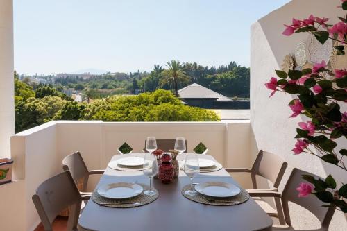MARBELLA BANUS SUITES - Banús - Playa Rocío Beachfront Residence - Premium 3BR - 2BA - Direct Beach Access - Large Pool & Solarium - Just 3 Min Walk to Puerto Banús - 5 Min Walk to El Corte Ing Luxury Shopping - Ideal for Families