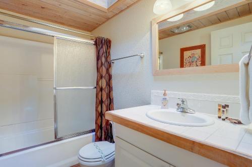 Un baño con lavabo, inodoro y espejo. en 11 Pine Mt, en Sunriver