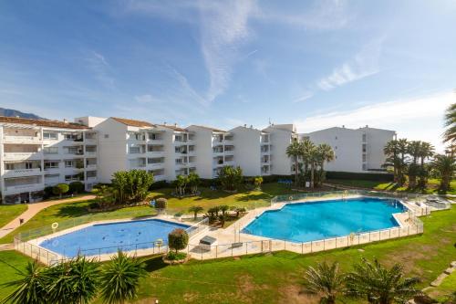 MARBELLA BANUS SUITES - Banús - Playa Rocío Beachfront Residence - Premium 3BR - 2BA - Direct Beach Access - Large Pool & Solarium - Just 3 Min Walk to Puerto Banús - 5 Min Walk to El Corte Ing Luxury Shopping - Ideal for Families