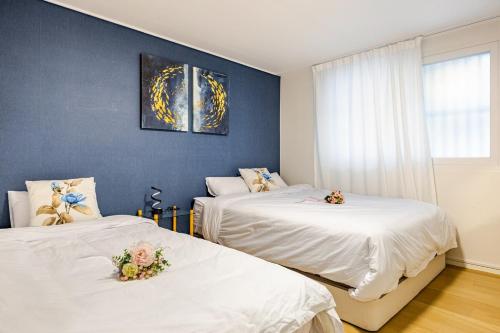 ein Schlafzimmer mit zwei Betten mit Blumen darauf in der Unterkunft Bins Heim AB101 in Samgong-ni