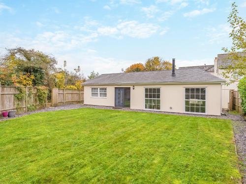 a yard with a white house and a fence at Hillside - Uk48202 in Stockbury