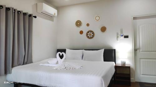 Postel nebo postele na pokoji v ubytování Emerald Gulf Resort Koh Tao