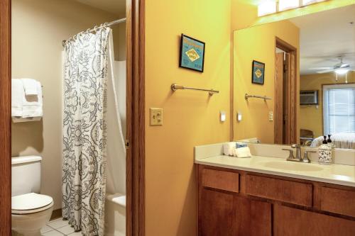 フッド・リバーにある15 Lodgeの洗面台とトイレ付きのバスルーム