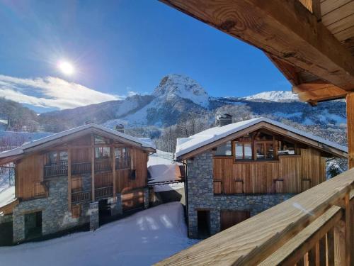 Aussicht vom Balkon eines Hauses im Schnee in der Unterkunft Le Cochet by Lodji in Saint-Martin-de-Belleville