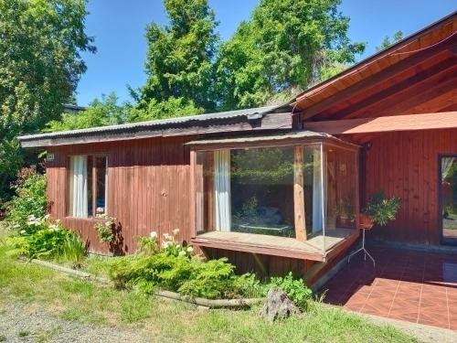 uma casa com uma grande janela na lateral em Cabaña familiar para 6 pax en pucon em Pucón
