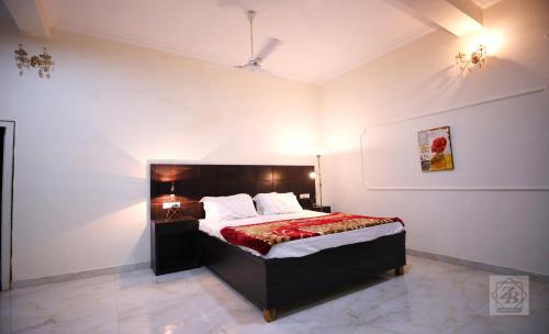 Postel nebo postele na pokoji v ubytování Rose Garden Resort DAULATABAD FORT