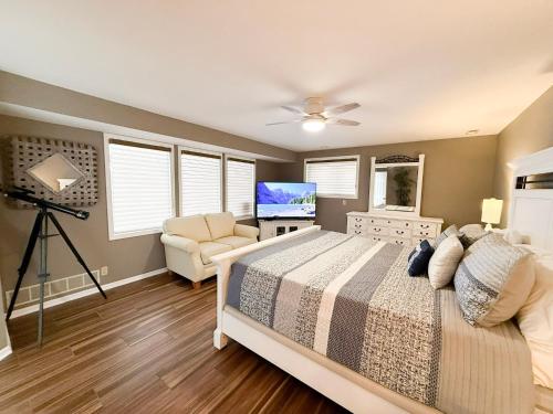 a bedroom with a bed and a television in it at Lakefront Home 5BD3BA DockGrillsDeckKayaks-16 in Sunrise Beach