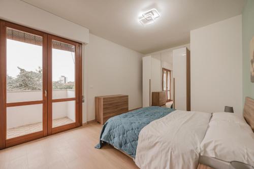 Postel nebo postele na pokoji v ubytování Viky Flat - 15 min from Venice & Free Parking