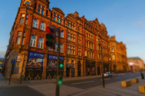 Sidemersey Livings - Spacious Loft for bigger groups - Very Central and Cosy في ليفربول: مبنى أمامه إشارة مرور خضراء