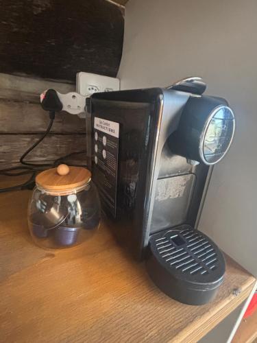 Příslušenství pro přípravu čaje a kávy v ubytování Villa Keys