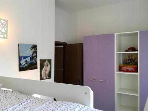- une chambre avec une armoire violette et un lit dans l'établissement Appartement Cannes sur Croisette, à Cannes