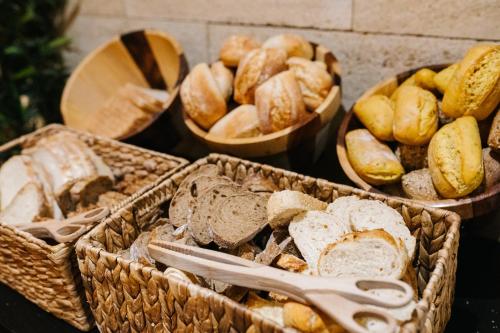 duas cestas de pão e tigelas com diferentes tipos de pão em Abba Fonseca em Salamanca