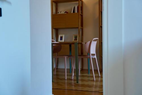 Knihovna v apartmánu