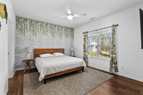 Postel nebo postele na pokoji v ubytování Lakin' Reel Memories - Lake Gaston