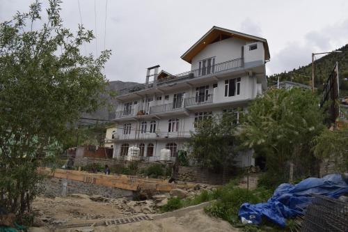 El edificio en el que está la habitación en casa particular