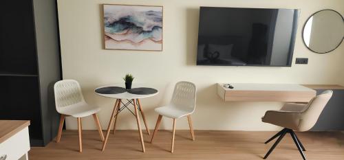 TV a/nebo společenská místnost v ubytování Ahiva Village